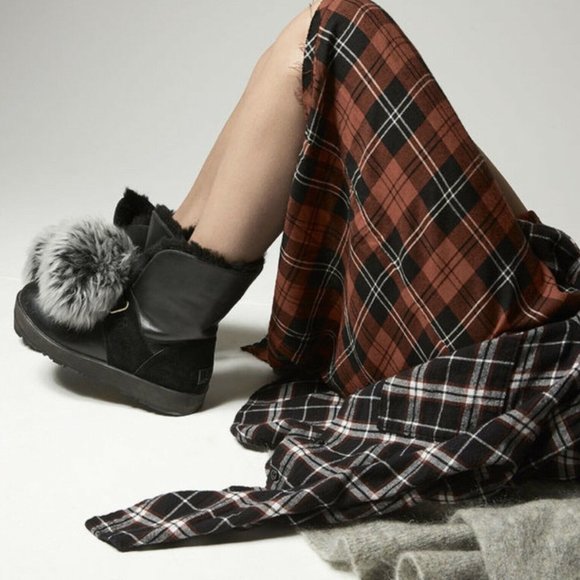 🎈FINAL SALE UGG ISLEY WATERPROOF LEATHER BOOT with REMOVABLE FUR POM POM NEW - Picture 1 of 12
